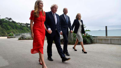 Boris Johnson med hustrun Carrie samt Joe Biden med hustrun Jill