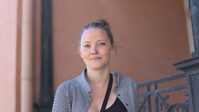 Porträtt av kläddesigner Veera Konga