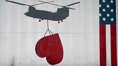 En väggmålning av en amerikanska helikopter som lyfter upp ett väldigt hjärta. Målningen finns på väggen till USA:s ambassad i Kabul.