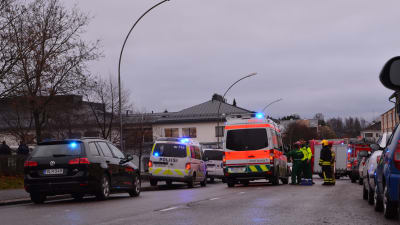 Ambulansen, brandbilen och poliserna samlade