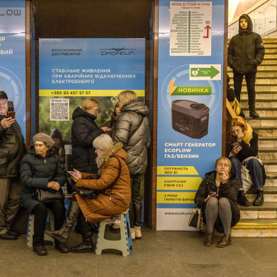Ihmiset suojaavat metroasemalla ilmahyökkäyshälytyksen aikana.