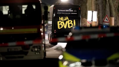 Bombdådet mot Borussia Dortmunds spelarbuss är en bisarr historia.