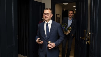 Petteri Orpo öppnade en öl då Samlingspartiets valseger såg klar ut.