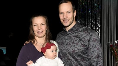 Tero Pitkämäki firar priset för hela sin karriär under friidrottsförbundets avslutningstillställning i november 2019.