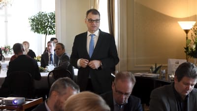 Statsminister Juha Sipilä talar under en lunch med politiska journalister