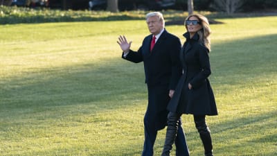 President Trump och USA:s första dam Melania Trump vinkade adjö utanför Vita huset på onsdagen när de begav sig till Palm Beach. 
