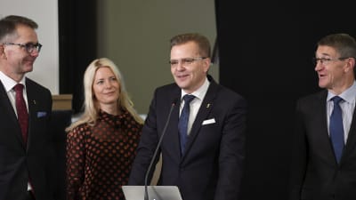 Stockmanns ekonomidirektör Pekka Vähähyyppä, Lindex vd Susanne Ehnbåge, vd Jari Latvanen och styrelseordförande Lauri Ratia.