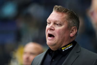SaiPan päävalmentaja Pekka Virta Lahdessa liigaottelussa Pelicans–SaiPa syyskuussa 2022.