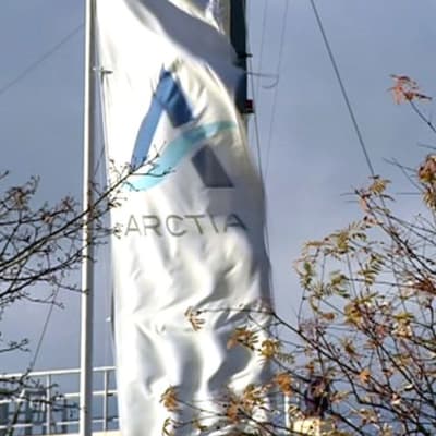 Arctia Shipping yhtiön lippu liehuu.