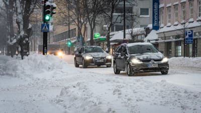 Bilar kör i snöyra