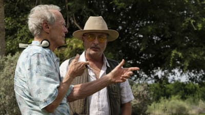 Clint Eastwood regisserar Andy Garcia under inspelningen av The Mule.