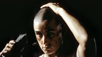 Demi Moore i filmen G.I. Jane från 1997. Hennes rollkaraktär har just rakat av sig håret. 