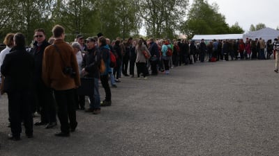 Publiken köar efter biobiljetter och småpratar.