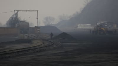 Smog i ett område för lagring av kol i utkanterna av Peking 4.3.2016