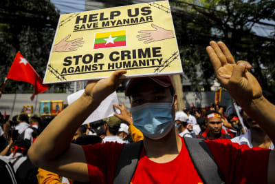 Folk demonstrerar för att markera tvåårsdagen av Myanmars militärkupp 2021, utanför Myanmars ambassad, i Bangkok