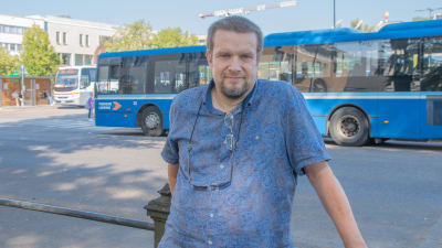 Jan-Erik Andelin står framför bussar vid Borgå torg.