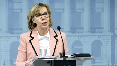 Anna-Maja Henriksson på presskonferens