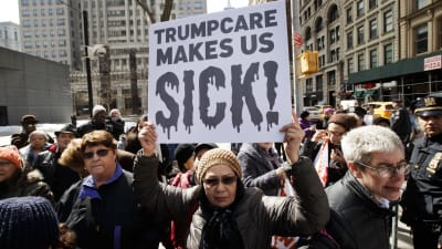 Trumps planer på att ersätta Obamacare och ersätta den med en egen sjukvårdsreform har lockat många demonstranter. Den här bilden är tagen den 5 maj i New York.