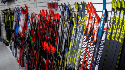Skidor i sportaffär