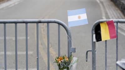 En argentinsk och en belgisk flagga vid avspärrningen till gärningsplatsen.