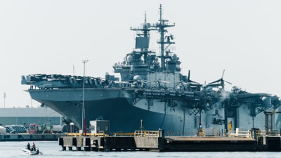 Det amerikanska krigsfartyget USS Kearsarge vid Ärtholmens strand. 
