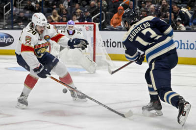 Johnny Gaudreau skjuter och Josh Mahura försöker blockera.