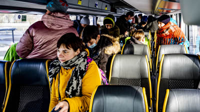 en buss anländer med flyktingar från Ukraina till pargas.