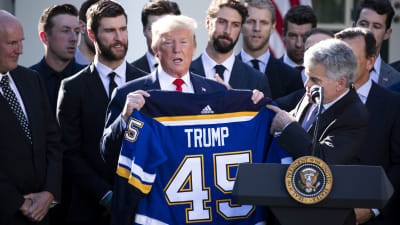 Donald Trump poserar med en St. Louis Blues-tröja.