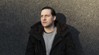Jakob Öhrman utanför Teater Viirus, 2020.