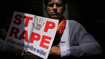 Demonstrant mot våldtäkter i Indien