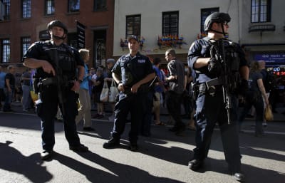 New Yorks Antiterroriststyrkor övervakar säkerheten under en Vaka i New York till följd av terrordådet i Orlando
