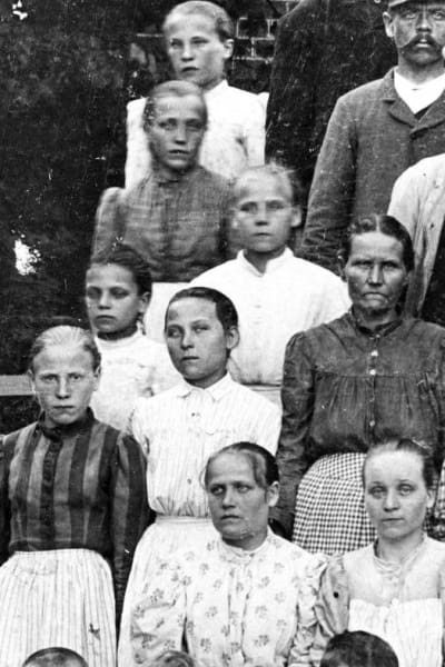 Lapsityöläisiä Forssan puuvillatehtailla 1890-luvulla.