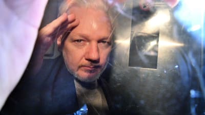 Julian Assange 1.5.2019 i ett bilfönster under en transport till fängelset