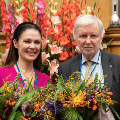 Lulu Ranne och Erkki Tuomioja vid Nordiska rådets session, med blomster.