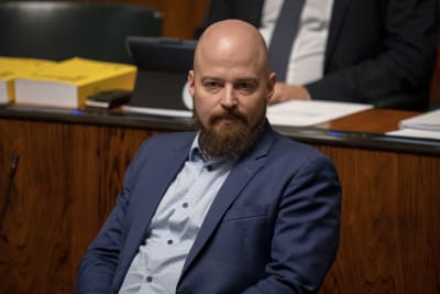Kostymklädd man med skägg sitter i riksdagen. Centerns riksdagsledamot Mikko Kärnä i riksdagen i oktober 2019.