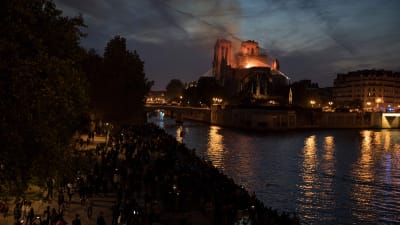 tusentals människor samlades vid Seine för att bevittna branden