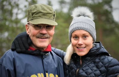 Veikko och Laura Salminen poserar för kameran ute i naturen.