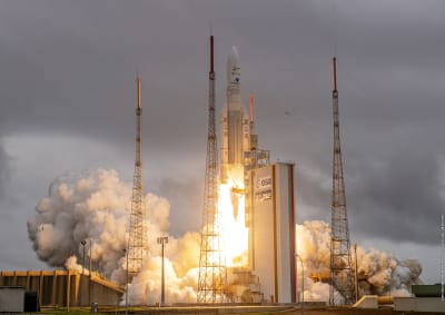 Ariane 5-raketen avfyras mot rymden.