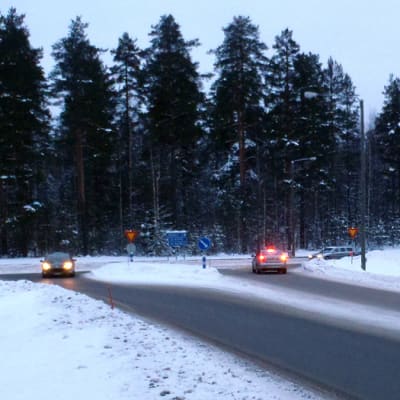 Autoja Ylämyllyn Shellin risteyksessä Liperissä.