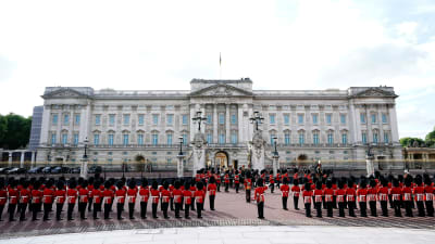 Kungliga gardet utanför Buckingham palace i London då drottning Elizabeths kista transporterades.
