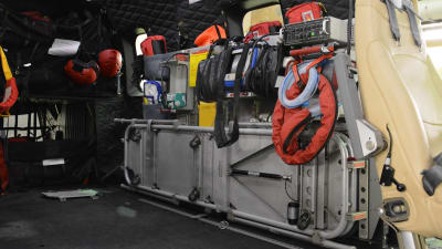 Inne i räddningshelikoptern finns redskap för akutvård.