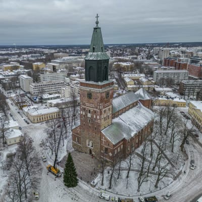 Turun tuomiokirkon ympärillä on vähän lunta. Sää on pilvinen. 