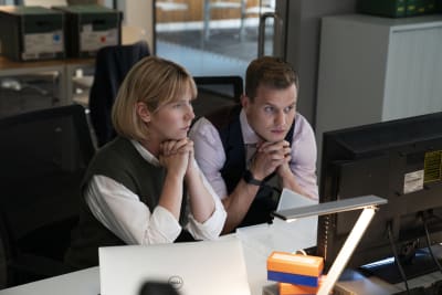 Två polisdetektiver, en kvinna och en man, tittar på en datorskärm. Scen ur krimserien Karen Pirie.