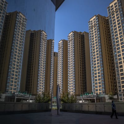 Delar av fastighetsföretaget Evergrandes massiva byggprojekt i Peking, Evergrande City, som reflekteras i en skyskrapas glasfasad.