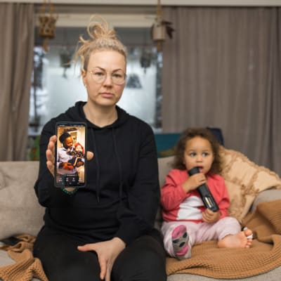 Heidi näyttää valokuvaa puhelimelta.