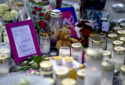 Blommor, ljus och en nallebjörn har förts till platsen där 12-åringen blev skjuten. 