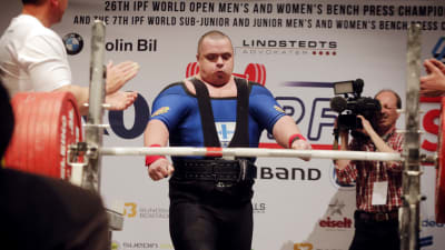 Fredrik Smulter förbereder sig för ett lyft under VM i Sundsvall 2015