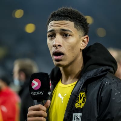 Kuvassa oleva Dortmund-pelaaja Jude Bellingham on joutunut myrskynsilmään kohulausunnoillaan erotuomarista