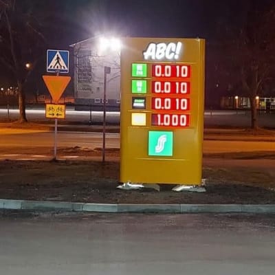 Bensinmack där priset på bensin och diesel är en cent per liter