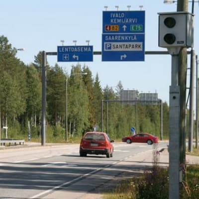 Autoja Lentokentäntien-Myllymäentien risteyksessä Rovaniemellä.
